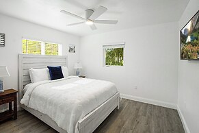 Naples Escape w/ Furnished Patio & Private Pool!