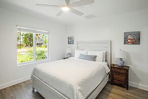 Naples Escape w/ Furnished Patio & Private Pool!