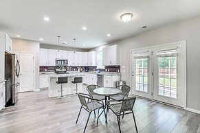 Pet-friendly Ladson Home: 23 Mi to Charleston!