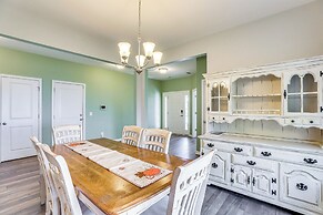 Pet-friendly Ladson Home: 23 Mi to Charleston!