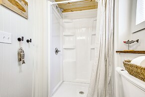 Updated Wellston Cabin, Walk to Lake Beach + Dock!