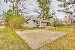 Cozy Wellston Cabin - Walk to Crystal Lake!