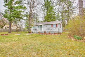 Cozy Wellston Cabin - Walk to Crystal Lake!