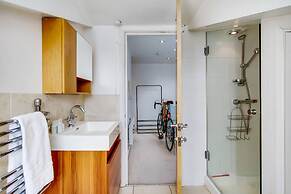 Wonderful Shepherds Bush Gem