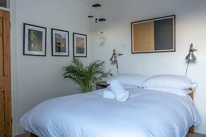 Bright Stockwell Apartment