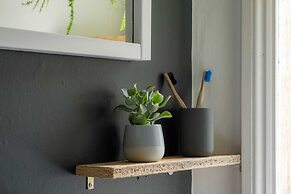 Bright Stockwell Apartment