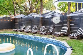 Lamar Suites by Avantstay 2 Homes w/ Shared Pool