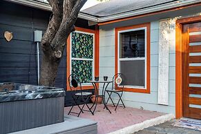 Lamar Suites by Avantstay 2 Homes w/ Shared Pool