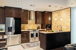 Lamar Suites by Avantstay 2 Homes w/ Shared Pool