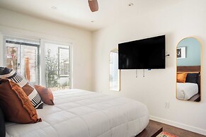 Lamar Suites by Avantstay 2 Homes w/ Shared Pool