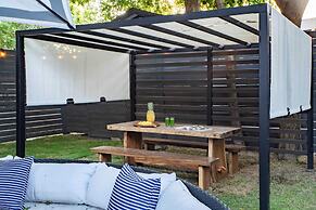 Lamar Suites by Avantstay 2 Homes w/ Shared Pool