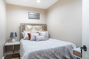 Lamar Suites by Avantstay 2 Homes w/ Shared Pool