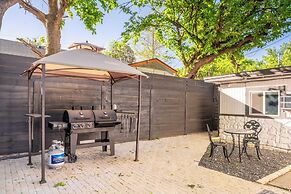 Lamar Suites by Avantstay 2 Homes w/ Shared Pool