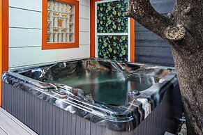 Lamar Suites by Avantstay 2 Homes w/ Shared Pool