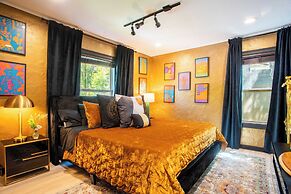 Lamar Suites by Avantstay 2 Homes w/ Shared Pool