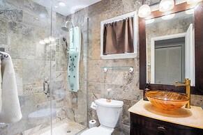 Lamar Suites by Avantstay 2 Homes w/ Shared Pool