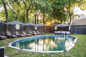 Lamar Suites by Avantstay 2 Homes w/ Shared Pool