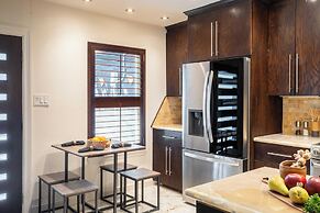 Lamar Suites by Avantstay 2 Homes w/ Shared Pool