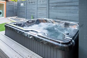 Lamar Suites by Avantstay 2 Homes w/ Shared Pool