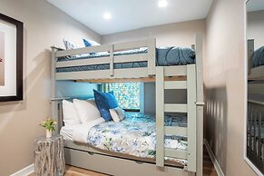 Lamar Suites by Avantstay 2 Homes w/ Shared Pool