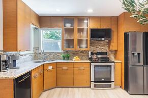 Lamar Suites by Avantstay 2 Homes w/ Shared Pool