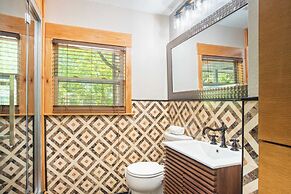 Lamar Suites by Avantstay 2 Homes w/ Shared Pool