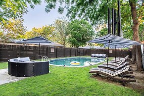 Lamar Suites by Avantstay 2 Homes w/ Shared Pool