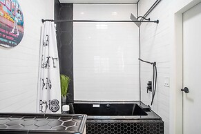 Lamar Suites by Avantstay 2 Homes w/ Shared Pool