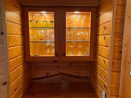 Grand View Log Cabin