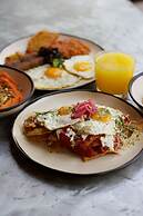 Chingon Anarchy Hotel & Roof