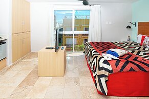 Chingon Anarchy Hotel & Roof