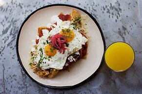 Chingon Anarchy Hotel & Roof