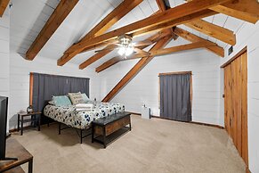 Cabin in the Trees, Hot Tub, Fire Pit