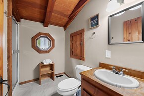 Cabin in the Trees, Hot Tub, Fire Pit
