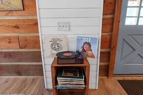 Cabin in the Trees, Hot Tub, Fire Pit