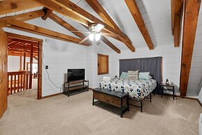 Cabin in the Trees, Hot Tub, Fire Pit