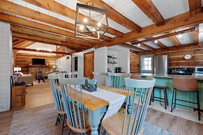 Cabin in the Trees, Hot Tub, Fire Pit