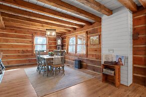 Cabin in the Trees, Hot Tub, Fire Pit