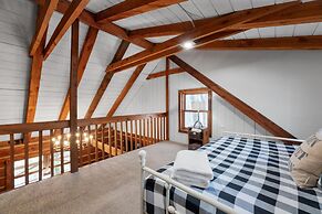 Cabin in the Trees, Hot Tub, Fire Pit