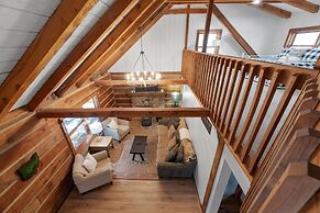 Cabin in the Trees, Hot Tub, Fire Pit