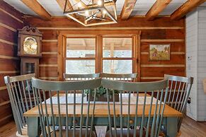 Cabin in the Trees, Hot Tub, Fire Pit