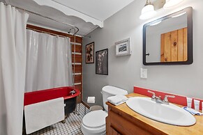 Cabin in the Trees, Hot Tub, Fire Pit