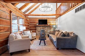 Cabin in the Trees, Hot Tub, Fire Pit