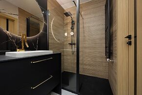 Apartment With Parking by Renters