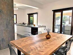 Villa With Pool and Garden 9 min to Beach in Lapta