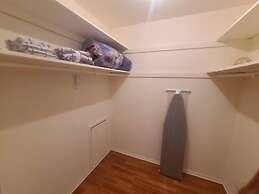 2BR 2B Clean Spacious Great Location