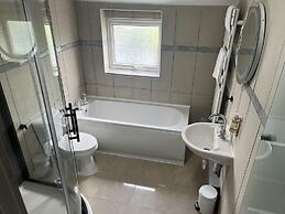 Sheffield Sanctuary - 4 Bedroom House