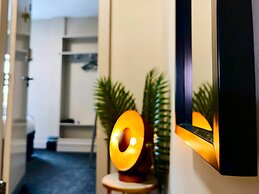 Sheffield Sanctuary - 4 Bedroom House