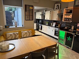 Sheffield Spacious 4 Bedroom House-all En-suites