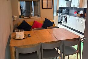 Sheffield Spacious 4 Bedroom House-all En-suites